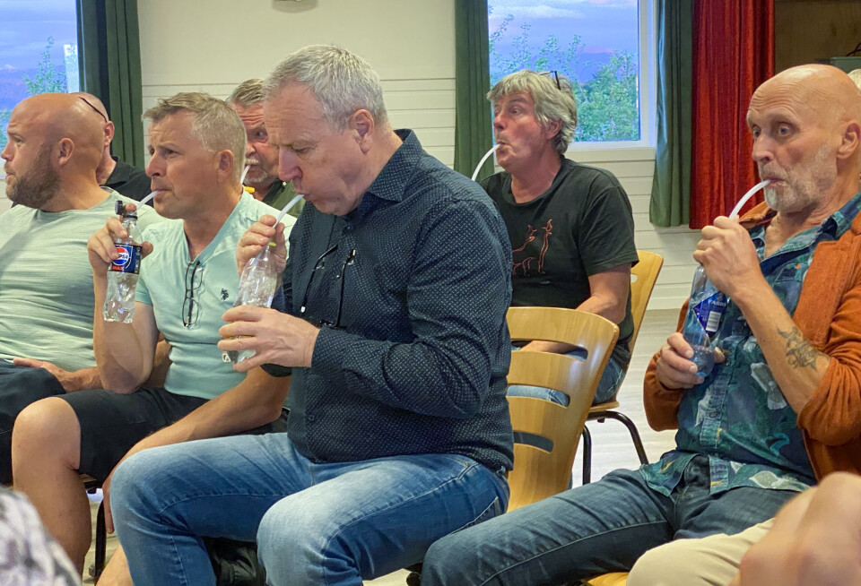 Mannskoret Tarrakarrain fra Averøy i aksjon under et mini-seminar i september. Gutta som blåser i flasker er fra venstre Lars Øksenvåg, Gunnar Grøtting, Kolbjørn Gården (delvis skjult), Eilif Odde, Øyvind Røkkum og Jostein Tøvik. Foto: Privat.