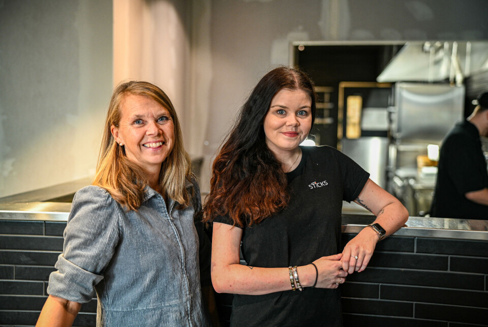 Grethe Jensen er daglig leder og Tina Jakobsen er servitør.