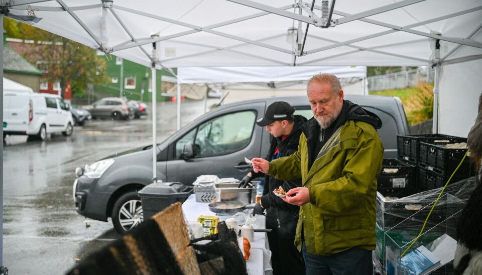 Bjørnar Iversen fra Havkro Drift AS kom med smaksprøve av Saltfiskball til journalisten, det kan anbefales på det sterkeste.
