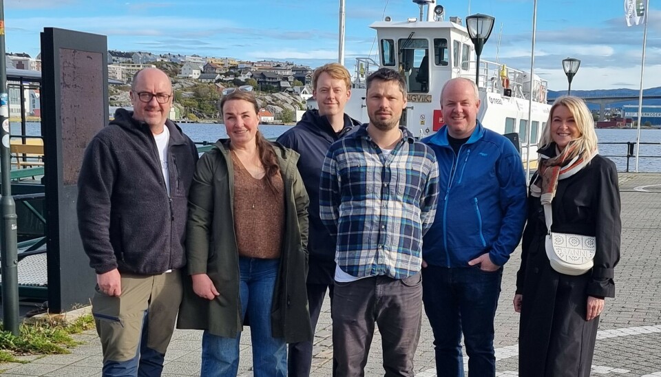 Flere av medlemmene i Visit Nordvest tok seg en kaffepause i høstsola for å prate om veien videre og medlemskap i Visit Møre og Romsdal. Fra venstre: Olav Kåre Jørgensen (Smia), Christine Blass (Åsgården), Snorre Grytli (KNN), Thomas Raake (Sveggvika Gjestehus), Stian Røsand (Olsennaustet) og Britta Joø (Thon Hotel Innlandet).