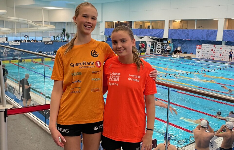 Matilda Gaupseth og Agathe Lian representerer Kristiansund Svømmeklubb.