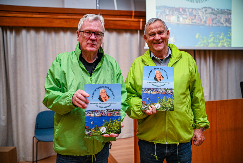 Petter Ingeberg og Lars Sevaldsen holder stolt frem boken de lanserte i bystyresalen i Kristiansund torsdag 16. oktober.