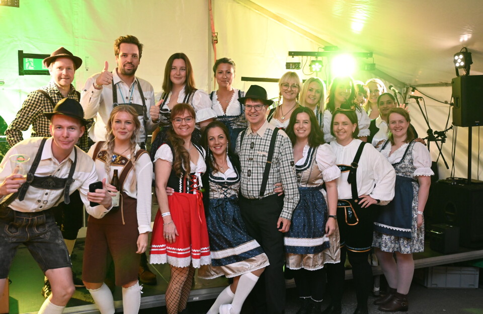 Martinius Karlsen (nederst til venstre) fikk besøk av en stor gjeng fra Azets Kristiansund under oktoberfesten. Bak fra venstre: Vegar, Andreas, Lene, Alexandra, Oksana, Tina, Linn-Bente Cathrine og Rani. Foran fra venstre; Martinius fra SK6, Siw, Liv Randi, Nataliya, Roy, Anne Malen, Marie og Lill-Anett.