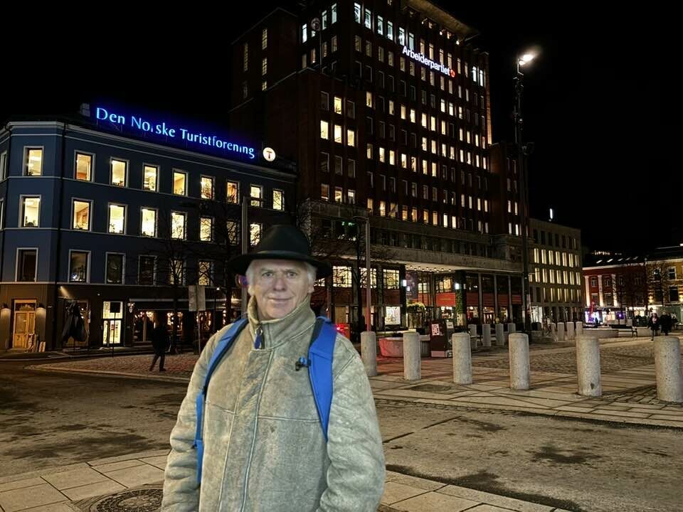 Aage Georg Sivertsen på Youngstorget foran Arbeiderpartiets hovedkontor.