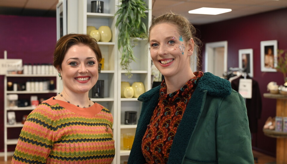 Ingvild Dyrnes Storeng fra Sminkemagi og Mari Cathrine Kanestrøm Vatn fra Midtstua AS varsler at de stenger butikken i Kristiansund sentrum.