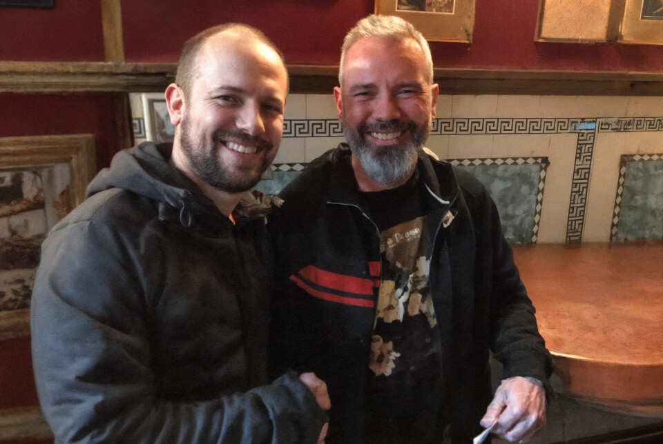 Stian Helde sammen med en gammel Manchester United-legende Brian McClair.
