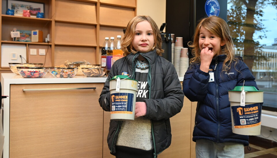Siril (6) og Jenny (7) hadde en flott tur i Kristiansund med bøssene. De lyste også opp i øynene da arrangørene tilbød godteri som takk for hjelpen.