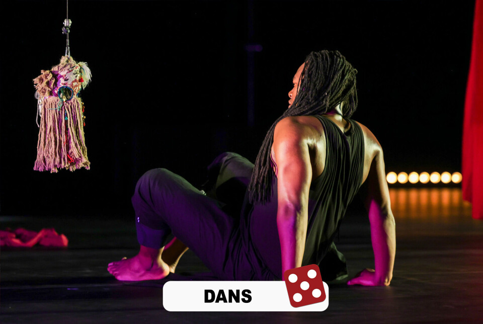 DANS: Tendai Makurumbandi danser med intensitet og kontroll, og bruker scenens elementer som en del av fortellingen.