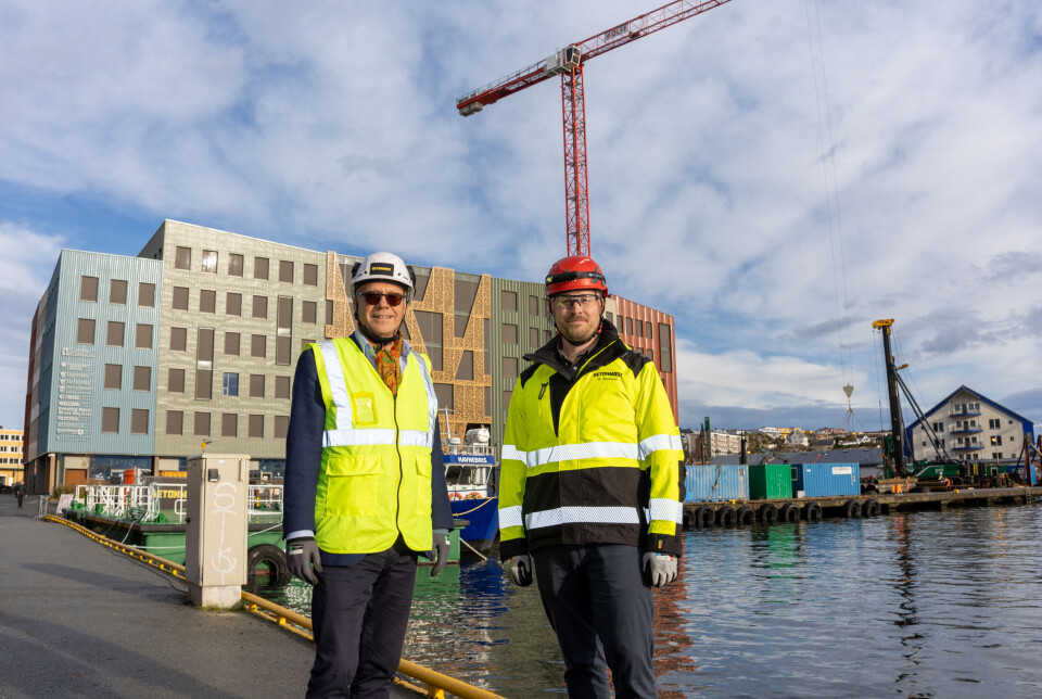 Til venstre: prosjektsjef Knut Yngve Larsen i Bane NOR Eiendom. Til høyre: senior prosjektleder Håvard Slatlem i Betonmast Røsand AS. De to står foran byggeplassen for den nye kaia og hotellet ved Campus Kristiansund.