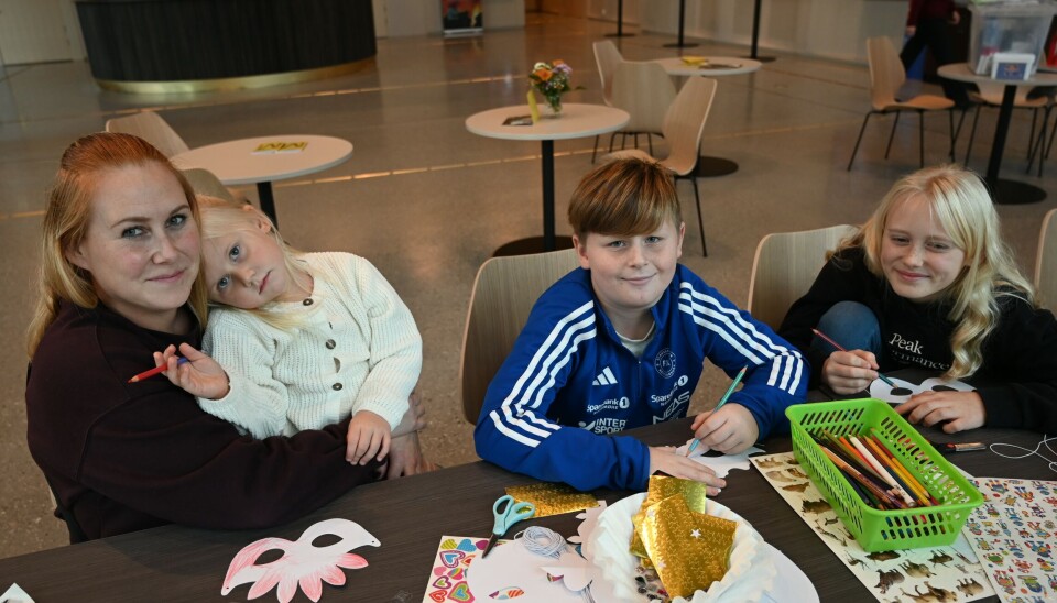 Maria Iversen med Hermine Iversen på fanget og Henrik Fremstad og Sofie Iversen ved siden av.