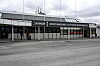 Eksteriør av terminalbygget ved Kristiansund lufthavn Kvernberget med Avinor-skilt.